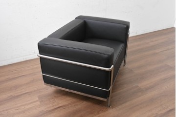 中古　美品　Cassina(カッシーナ)　ル・コルビュジエ(Le Corbusier)　LC3　GRAND CONFORT, GRAND MODELE(グランコンフォール グランモデル)　本革製　黒い張地と金属フレームの対比が際立つモダンな1人掛けソファ　定価約137万円　(R-090599)