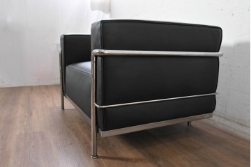 中古　美品　Cassina(カッシーナ)　ル・コルビュジエ(Le Corbusier)　LC3　GRAND CONFORT, GRAND MODELE(グランコンフォール グランモデル)　本革製　黒い張地と金属フレームの対比が際立つモダンな1人掛けソファ　定価約137万円　(R-090599)