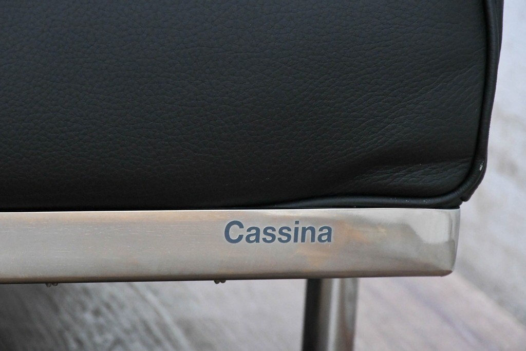 中古　美品　Cassina(カッシーナ)　ル・コルビュジエ(Le Corbusier)　LC3　GRAND CONFORT, GRAND MODELE(グランコンフォール グランモデル)　本革製　黒い張地と金属フレームの対比が際立つモダンな1人掛けソファ　定価約137万円　(R-090599)