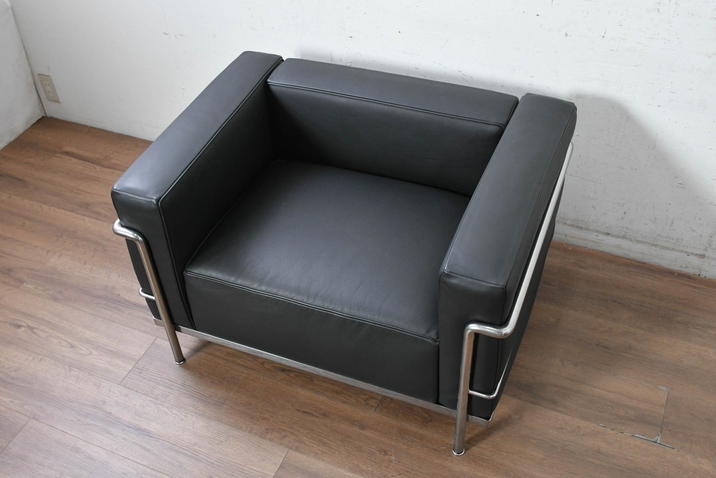 中古　美品　Cassina(カッシーナ)　ル・コルビュジエ(Le Corbusier)　LC3　GRAND CONFORT, GRAND MODELE(グランコンフォール グランモデル)　本革製　黒い張地と金属フレームの対比が際立つモダンな1人掛けソファ　定価約137万円　(R-090599)