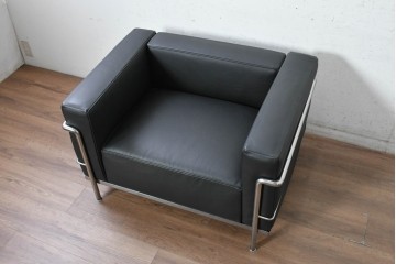 中古　美品　Cassina(カッシーナ)　ル・コルビュジエ(Le Corbusier)　LC3　GRAND CONFORT, GRAND MODELE(グランコンフォール グランモデル)　本革製　黒い張地と金属フレームの対比が際立つモダンな1人掛けソファ　定価約137万円　(R-090599)