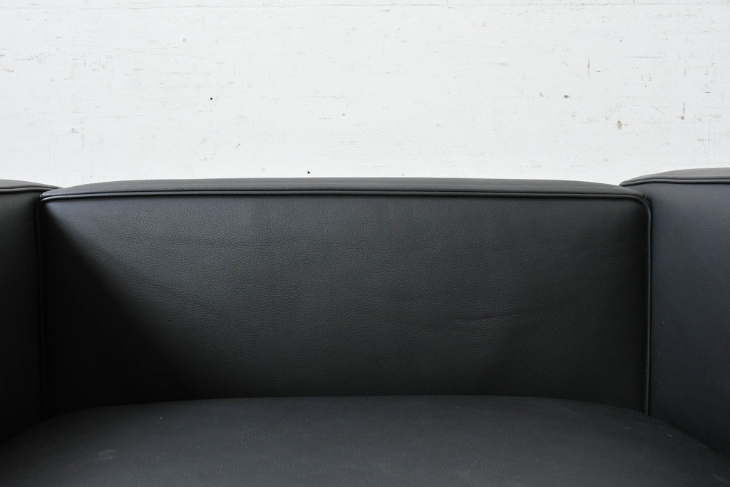 中古　美品　Cassina(カッシーナ)　ル・コルビュジエ(Le Corbusier)　LC3　GRAND CONFORT, GRAND MODELE(グランコンフォール グランモデル)　本革製　黒い張地と金属フレームの対比が際立つモダンな1人掛けソファ　定価約137万円　(R-090599)