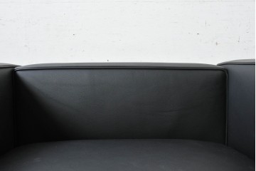 中古　美品　Cassina(カッシーナ)　ル・コルビュジエ(Le Corbusier)　LC3　GRAND CONFORT, GRAND MODELE(グランコンフォール グランモデル)　本革製　黒い張地と金属フレームの対比が際立つモダンな1人掛けソファ　定価約137万円　(R-090599)
