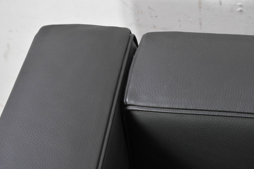 中古　美品　Cassina(カッシーナ)　ル・コルビュジエ(Le Corbusier)　LC3　GRAND CONFORT, GRAND MODELE(グランコンフォール グランモデル)　本革製　黒い張地と金属フレームの対比が際立つモダンな1人掛けソファ　定価約137万円　(R-090599)