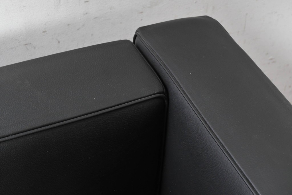 中古　美品　Cassina(カッシーナ)　ル・コルビュジエ(Le Corbusier)　LC3　GRAND CONFORT, GRAND MODELE(グランコンフォール グランモデル)　本革製　黒い張地と金属フレームの対比が際立つモダンな1人掛けソファ　定価約137万円　(R-090599)