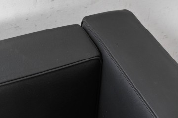 中古　美品　Cassina(カッシーナ)　ル・コルビュジエ(Le Corbusier)　LC3　GRAND CONFORT, GRAND MODELE(グランコンフォール グランモデル)　本革製　黒い張地と金属フレームの対比が際立つモダンな1人掛けソファ　定価約137万円　(R-090599)