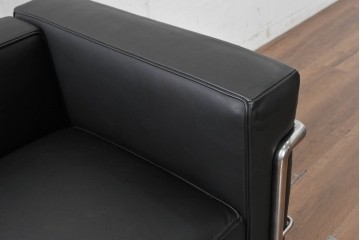 中古　美品　Cassina(カッシーナ)　ル・コルビュジエ(Le Corbusier)　LC3　GRAND CONFORT, GRAND MODELE(グランコンフォール グランモデル)　本革製　黒い張地と金属フレームの対比が際立つモダンな1人掛けソファ　定価約137万円　(R-090599)