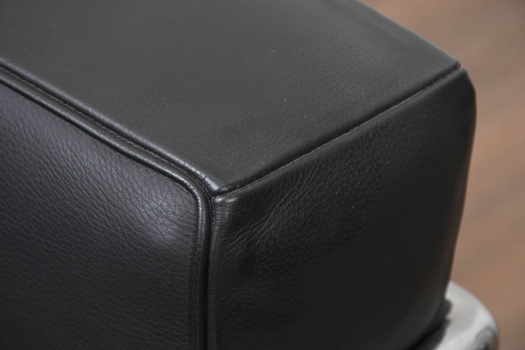 中古　美品　Cassina(カッシーナ)　ル・コルビュジエ(Le Corbusier)　LC3　GRAND CONFORT, GRAND MODELE(グランコンフォール グランモデル)　本革製　黒い張地と金属フレームの対比が際立つモダンな1人掛けソファ　定価約137万円　(R-090599)