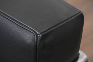 中古　美品　Cassina(カッシーナ)　ル・コルビュジエ(Le Corbusier)　LC3　GRAND CONFORT, GRAND MODELE(グランコンフォール グランモデル)　本革製　黒い張地と金属フレームの対比が際立つモダンな1人掛けソファ　定価約137万円　(R-090599)