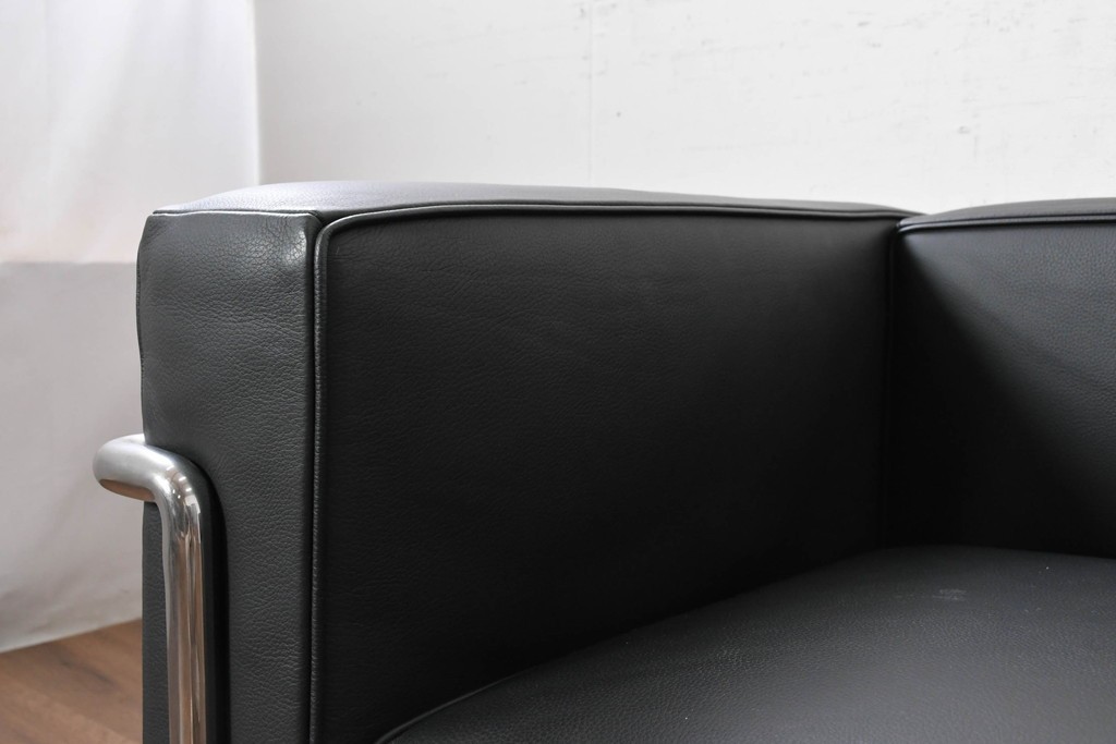 中古　美品　Cassina(カッシーナ)　ル・コルビュジエ(Le Corbusier)　LC3　GRAND CONFORT, GRAND MODELE(グランコンフォール グランモデル)　本革製　黒い張地と金属フレームの対比が際立つモダンな1人掛けソファ　定価約137万円　(R-090599)