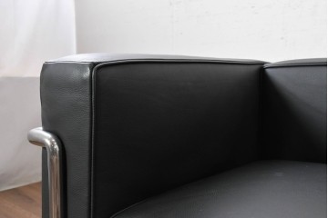 中古　美品　Cassina(カッシーナ)　ル・コルビュジエ(Le Corbusier)　LC3　GRAND CONFORT, GRAND MODELE(グランコンフォール グランモデル)　本革製　黒い張地と金属フレームの対比が際立つモダンな1人掛けソファ　定価約137万円　(R-090599)