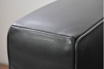 中古　美品　Cassina(カッシーナ)　ル・コルビュジエ(Le Corbusier)　LC3　GRAND CONFORT, GRAND MODELE(グランコンフォール グランモデル)　本革製　黒い張地と金属フレームの対比が際立つモダンな1人掛けソファ　定価約137万円　(R-090599)