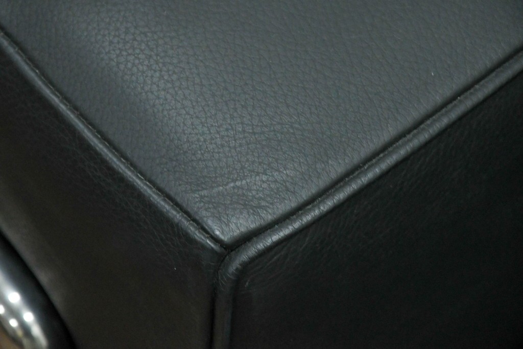 中古　美品　Cassina(カッシーナ)　ル・コルビュジエ(Le Corbusier)　LC3　GRAND CONFORT, GRAND MODELE(グランコンフォール グランモデル)　本革製　黒い張地と金属フレームの対比が際立つモダンな1人掛けソファ　定価約137万円　(R-090599)