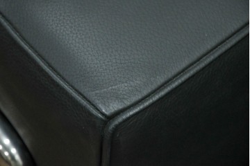 中古　美品　Cassina(カッシーナ)　ル・コルビュジエ(Le Corbusier)　LC3　GRAND CONFORT, GRAND MODELE(グランコンフォール グランモデル)　本革製　黒い張地と金属フレームの対比が際立つモダンな1人掛けソファ　定価約137万円　(R-090599)