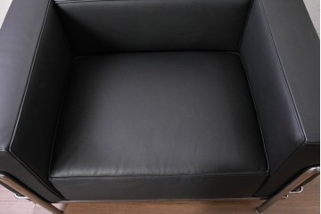 中古　美品　Cassina(カッシーナ)　ル・コルビュジエ(Le Corbusier)　LC3　GRAND CONFORT, GRAND MODELE(グランコンフォール グランモデル)　本革製　黒い張地と金属フレームの対比が際立つモダンな1人掛けソファ　定価約137万円　(R-090599)