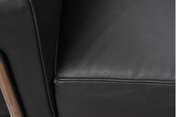 中古　美品　Cassina(カッシーナ)　ル・コルビュジエ(Le Corbusier)　LC3　GRAND CONFORT, GRAND MODELE(グランコンフォール グランモデル)　本革製　黒い張地と金属フレームの対比が際立つモダンな1人掛けソファ　定価約137万円　(R-090599)
