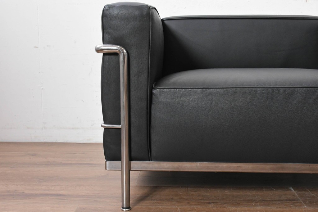 中古　美品　Cassina(カッシーナ)　ル・コルビュジエ(Le Corbusier)　LC3　GRAND CONFORT, GRAND MODELE(グランコンフォール グランモデル)　本革製　黒い張地と金属フレームの対比が際立つモダンな1人掛けソファ　定価約137万円　(R-090599)