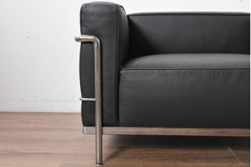 中古　美品　Cassina(カッシーナ)　ル・コルビュジエ(Le Corbusier)　LC3　GRAND CONFORT, GRAND MODELE(グランコンフォール グランモデル)　本革製　黒い張地と金属フレームの対比が際立つモダンな1人掛けソファ　定価約137万円　(R-090599)