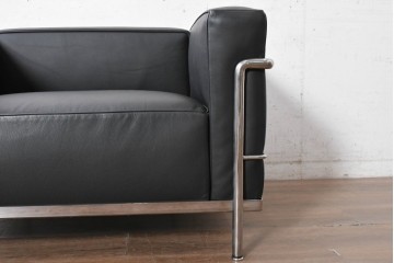 中古　美品　Cassina(カッシーナ)　ル・コルビュジエ(Le Corbusier)　LC3　GRAND CONFORT, GRAND MODELE(グランコンフォール グランモデル)　本革製　黒い張地と金属フレームの対比が際立つモダンな1人掛けソファ　定価約137万円　(R-090599)