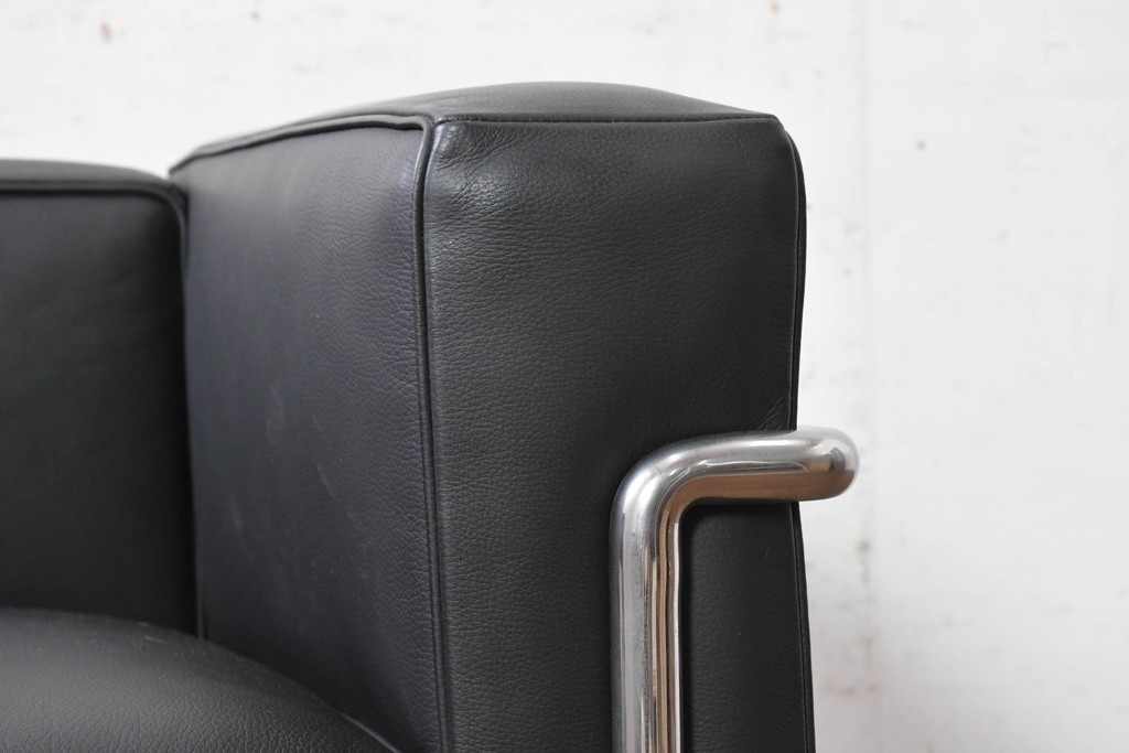 中古　美品　Cassina(カッシーナ)　ル・コルビュジエ(Le Corbusier)　LC3　GRAND CONFORT, GRAND MODELE(グランコンフォール グランモデル)　本革製　黒い張地と金属フレームの対比が際立つモダンな1人掛けソファ　定価約137万円　(R-090599)