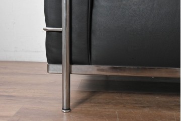 中古　美品　Cassina(カッシーナ)　ル・コルビュジエ(Le Corbusier)　LC3　GRAND CONFORT, GRAND MODELE(グランコンフォール グランモデル)　本革製　黒い張地と金属フレームの対比が際立つモダンな1人掛けソファ　定価約137万円　(R-090599)