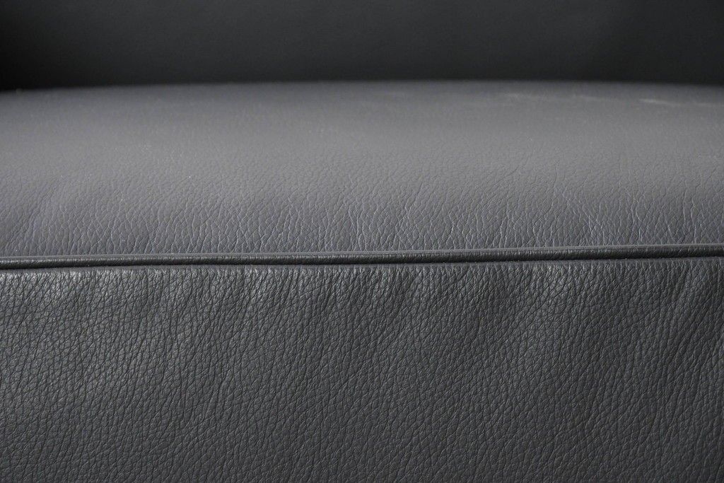 中古　美品　Cassina(カッシーナ)　ル・コルビュジエ(Le Corbusier)　LC3　GRAND CONFORT, GRAND MODELE(グランコンフォール グランモデル)　本革製　黒い張地と金属フレームの対比が際立つモダンな1人掛けソファ　定価約137万円　(R-090599)