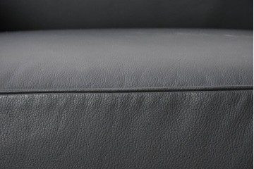 中古　美品　Cassina(カッシーナ)　ル・コルビュジエ(Le Corbusier)　LC3　GRAND CONFORT, GRAND MODELE(グランコンフォール グランモデル)　本革製　黒い張地と金属フレームの対比が際立つモダンな1人掛けソファ　定価約137万円　(R-090599)