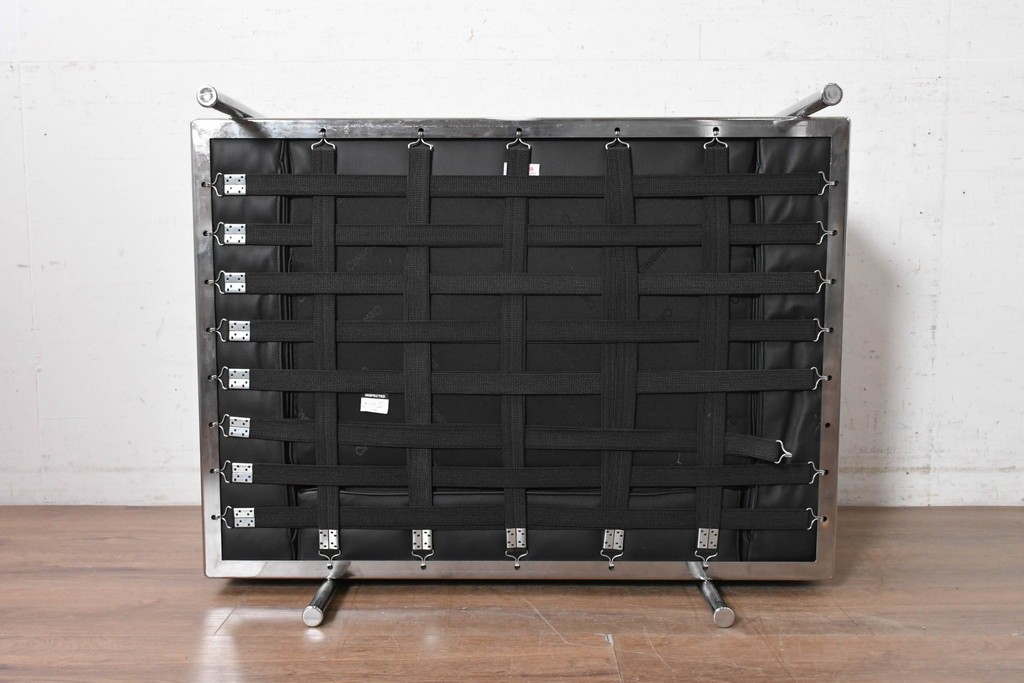 中古　美品　Cassina(カッシーナ)　ル・コルビュジエ(Le Corbusier)　LC3　GRAND CONFORT, GRAND MODELE(グランコンフォール グランモデル)　本革製　黒い張地と金属フレームの対比が際立つモダンな1人掛けソファ　定価約137万円　(R-090599)