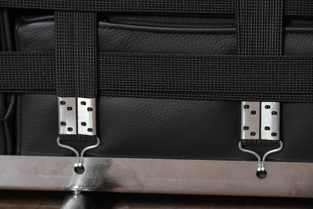 中古　美品　Cassina(カッシーナ)　ル・コルビュジエ(Le Corbusier)　LC3　GRAND CONFORT, GRAND MODELE(グランコンフォール グランモデル)　本革製　黒い張地と金属フレームの対比が際立つモダンな1人掛けソファ　定価約137万円　(R-090599)
