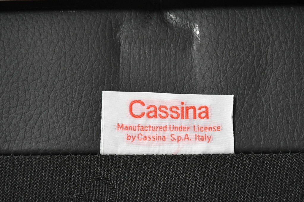中古　美品　Cassina(カッシーナ)　ル・コルビュジエ(Le Corbusier)　LC3　GRAND CONFORT, GRAND MODELE(グランコンフォール グランモデル)　本革製　黒い張地と金属フレームの対比が際立つモダンな1人掛けソファ　定価約137万円　(R-090599)