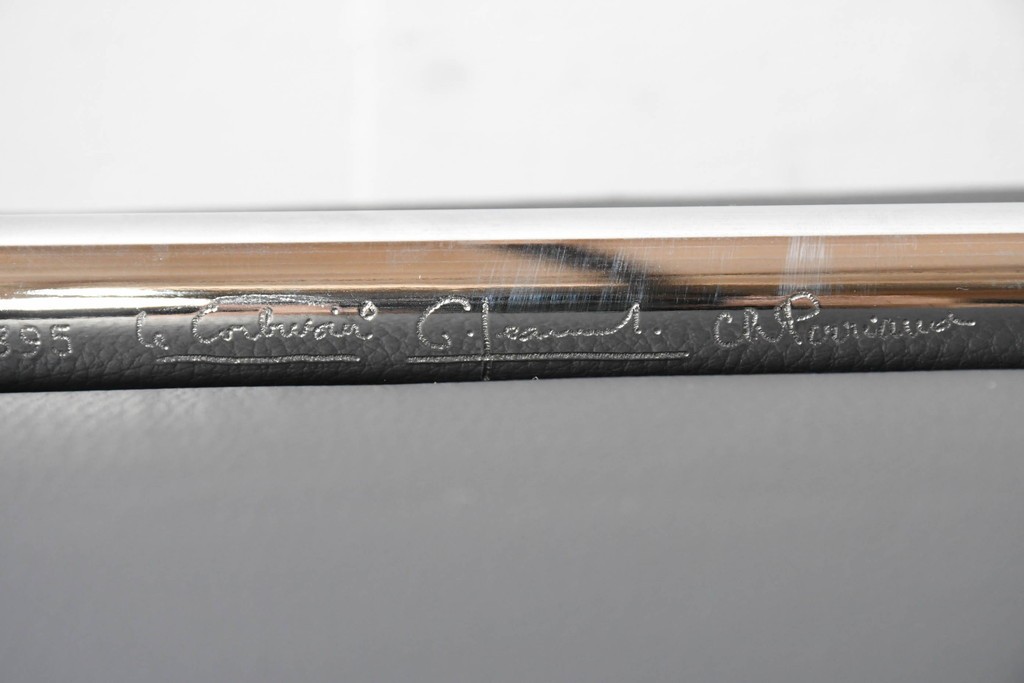 中古　美品　Cassina(カッシーナ)　ル・コルビュジエ(Le Corbusier)　LC3　GRAND CONFORT, GRAND MODELE(グランコンフォール グランモデル)　本革製　黒い張地と金属フレームの対比が際立つモダンな1人掛けソファ　定価約137万円　(R-090599)