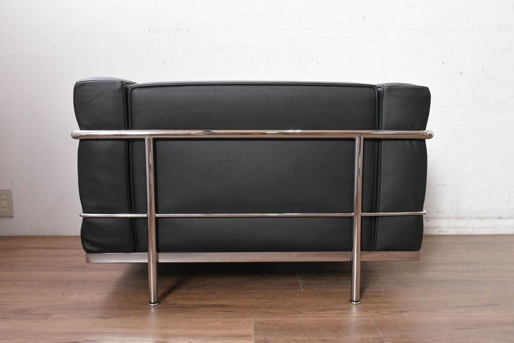 中古　美品　Cassina(カッシーナ)　ル・コルビュジエ(Le Corbusier)　LC3　GRAND CONFORT, GRAND MODELE(グランコンフォール グランモデル)　本革製　黒い張地と金属フレームの対比が際立つモダンな1人掛けソファ　定価約137万円　(R-090599)
