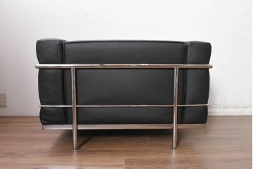 中古　美品　Cassina(カッシーナ)　ル・コルビュジエ(Le Corbusier)　LC3　GRAND CONFORT, GRAND MODELE(グランコンフォール グランモデル)　本革製　黒い張地と金属フレームの対比が際立つモダンな1人掛けソファ　定価約137万円　(R-090599)