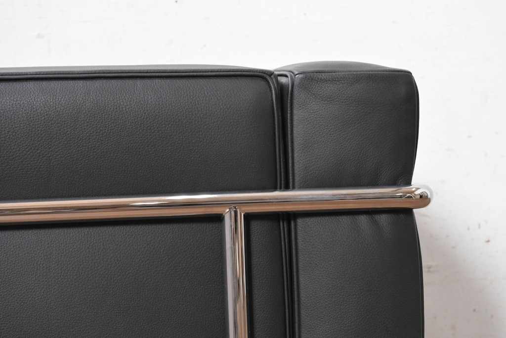 中古　美品　Cassina(カッシーナ)　ル・コルビュジエ(Le Corbusier)　LC3　GRAND CONFORT, GRAND MODELE(グランコンフォール グランモデル)　本革製　黒い張地と金属フレームの対比が際立つモダンな1人掛けソファ　定価約137万円　(R-090599)
