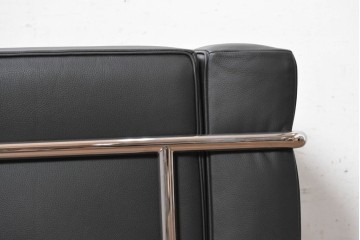 中古　美品　Cassina(カッシーナ)　ル・コルビュジエ(Le Corbusier)　LC3　GRAND CONFORT, GRAND MODELE(グランコンフォール グランモデル)　本革製　黒い張地と金属フレームの対比が際立つモダンな1人掛けソファ　定価約137万円　(R-090599)