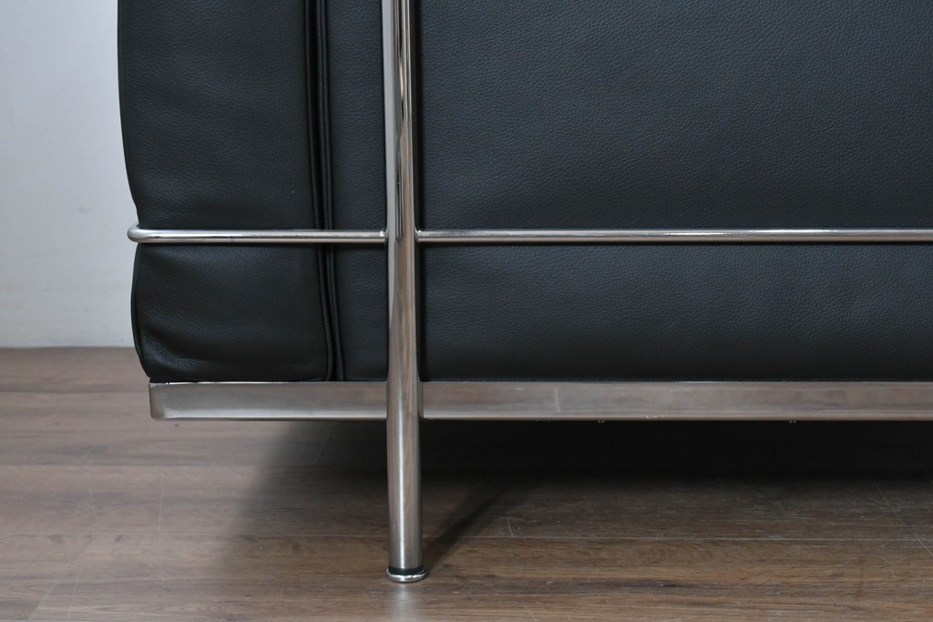 中古　美品　Cassina(カッシーナ)　ル・コルビュジエ(Le Corbusier)　LC3　GRAND CONFORT, GRAND MODELE(グランコンフォール グランモデル)　本革製　黒い張地と金属フレームの対比が際立つモダンな1人掛けソファ　定価約137万円　(R-090599)