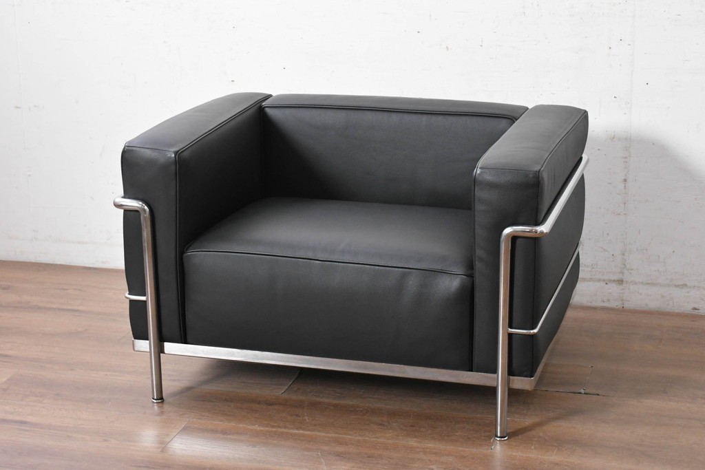 中古　美品　Cassina(カッシーナ)　ル・コルビュジエ(Le Corbusier)　LC3　GRAND CONFORT, GRAND MODELE(グランコンフォール グランモデル)　本革製　黒い張地と金属フレームの対比が際立つモダンな1人掛けソファ　定価約137万円　(R-090600)