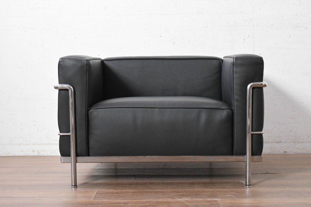 中古　美品　Cassina(カッシーナ)　ル・コルビュジエ(Le Corbusier)　LC3　GRAND CONFORT, GRAND MODELE(グランコンフォール グランモデル)　本革製　黒い張地と金属フレームの対比が際立つモダンな1人掛けソファ　定価約137万円　(R-090600)