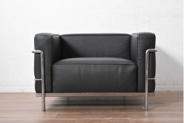 中古　美品　Cassina(カッシーナ)　ル・コルビュジエ(Le Corbusier)　LC3　GRAND CONFORT, GRAND MODELE(グランコンフォール グランモデル)　本革製　黒い張地と金属フレームの対比が際立つモダンな1人掛けソファ　定価約137万円　(R-090600)