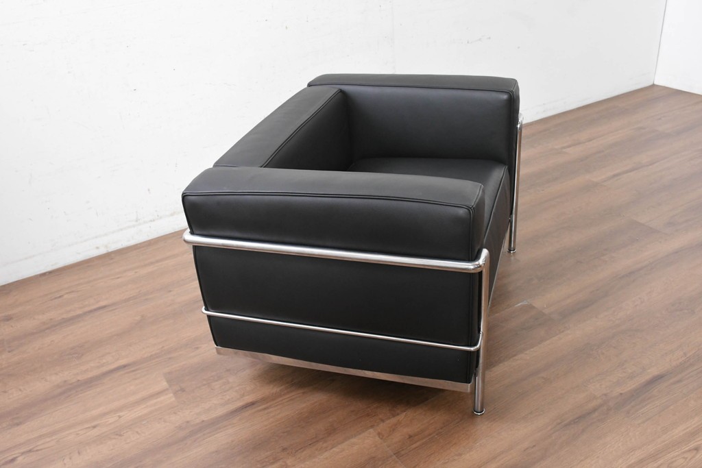 中古　美品　Cassina(カッシーナ)　ル・コルビュジエ(Le Corbusier)　LC3　GRAND CONFORT, GRAND MODELE(グランコンフォール グランモデル)　本革製　黒い張地と金属フレームの対比が際立つモダンな1人掛けソファ　定価約137万円　(R-090600)