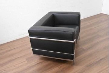 中古　美品　Cassina(カッシーナ)　ル・コルビュジエ(Le Corbusier)　LC3　GRAND CONFORT, GRAND MODELE(グランコンフォール グランモデル)　本革製　黒い張地と金属フレームの対比が際立つモダンな1人掛けソファ　定価約137万円　(R-090600)