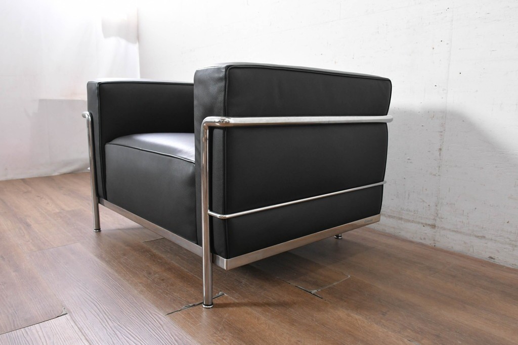 中古　美品　Cassina(カッシーナ)　ル・コルビュジエ(Le Corbusier)　LC3　GRAND CONFORT, GRAND MODELE(グランコンフォール グランモデル)　本革製　黒い張地と金属フレームの対比が際立つモダンな1人掛けソファ　定価約137万円　(R-090600)
