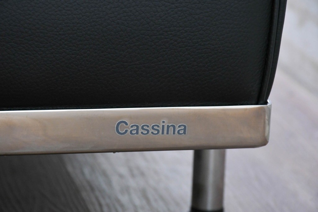 中古　美品　Cassina(カッシーナ)　ル・コルビュジエ(Le Corbusier)　LC3　GRAND CONFORT, GRAND MODELE(グランコンフォール グランモデル)　本革製　黒い張地と金属フレームの対比が際立つモダンな1人掛けソファ　定価約137万円　(R-090600)