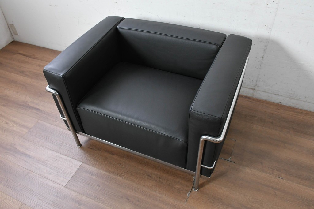 中古　美品　Cassina(カッシーナ)　ル・コルビュジエ(Le Corbusier)　LC3　GRAND CONFORT, GRAND MODELE(グランコンフォール グランモデル)　本革製　黒い張地と金属フレームの対比が際立つモダンな1人掛けソファ　定価約137万円　(R-090600)