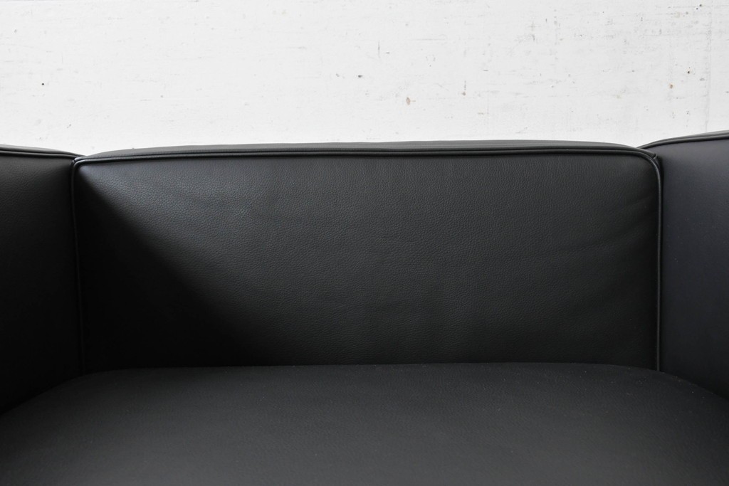 中古　美品　Cassina(カッシーナ)　ル・コルビュジエ(Le Corbusier)　LC3　GRAND CONFORT, GRAND MODELE(グランコンフォール グランモデル)　本革製　黒い張地と金属フレームの対比が際立つモダンな1人掛けソファ　定価約137万円　(R-090600)