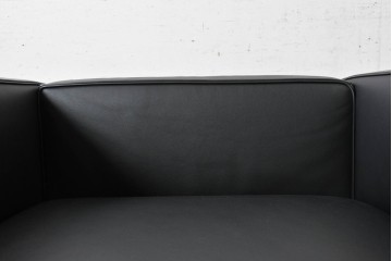 中古　美品　Cassina(カッシーナ)　ル・コルビュジエ(Le Corbusier)　LC3　GRAND CONFORT, GRAND MODELE(グランコンフォール グランモデル)　本革製　黒い張地と金属フレームの対比が際立つモダンな1人掛けソファ　定価約137万円　(R-090600)