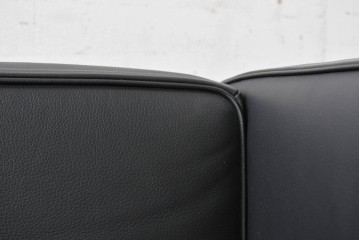 中古　美品　Cassina(カッシーナ)　ル・コルビュジエ(Le Corbusier)　LC3　GRAND CONFORT, GRAND MODELE(グランコンフォール グランモデル)　本革製　黒い張地と金属フレームの対比が際立つモダンな1人掛けソファ　定価約137万円　(R-090600)