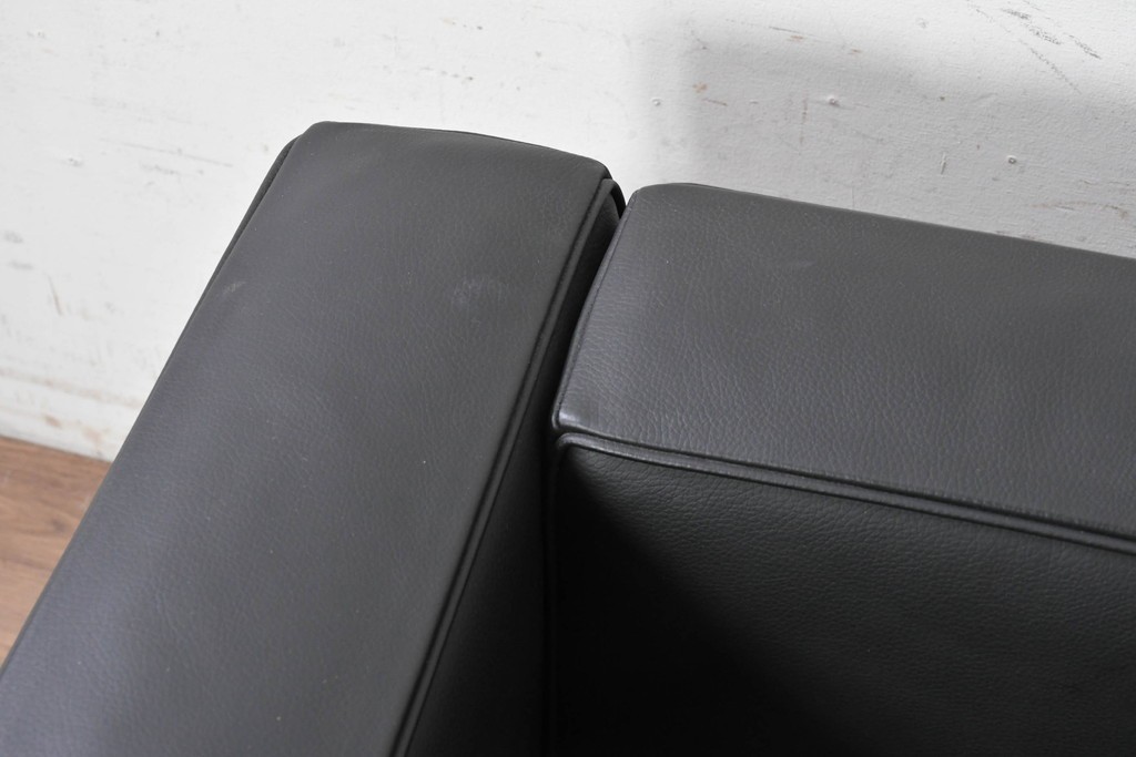 中古　美品　Cassina(カッシーナ)　ル・コルビュジエ(Le Corbusier)　LC3　GRAND CONFORT, GRAND MODELE(グランコンフォール グランモデル)　本革製　黒い張地と金属フレームの対比が際立つモダンな1人掛けソファ　定価約137万円　(R-090600)