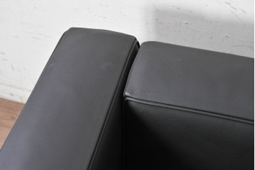 中古　美品　Cassina(カッシーナ)　ル・コルビュジエ(Le Corbusier)　LC3　GRAND CONFORT, GRAND MODELE(グランコンフォール グランモデル)　本革製　黒い張地と金属フレームの対比が際立つモダンな1人掛けソファ　定価約137万円　(R-090600)
