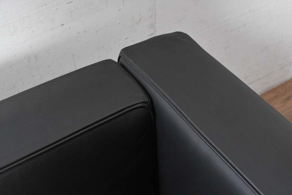 中古　美品　Cassina(カッシーナ)　ル・コルビュジエ(Le Corbusier)　LC3　GRAND CONFORT, GRAND MODELE(グランコンフォール グランモデル)　本革製　黒い張地と金属フレームの対比が際立つモダンな1人掛けソファ　定価約137万円　(R-090600)
